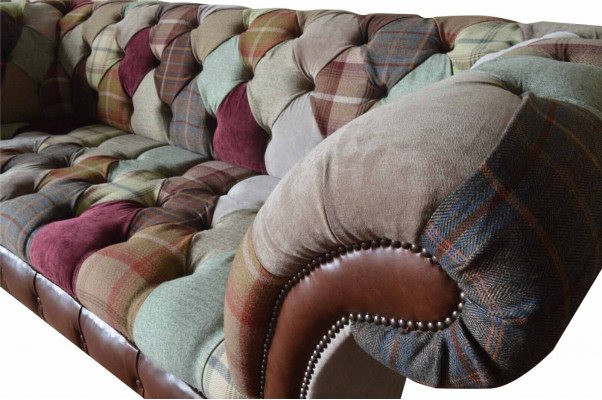 Farbenfrohes Designer-Sofa im Chesterfield-Design mit drei Sitzplätzen