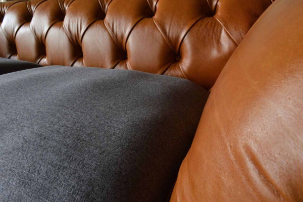 Luxuriöses Kunstledersofa im Chesterfield 3 Sitzer Sofa Design mit drei Sitzplätzen