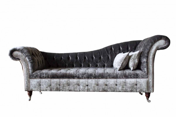 Ein luxuriöses, klassisches Sofa im Chesterfield-Stil in einem satten Silberton