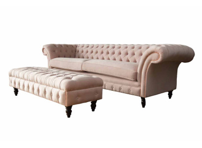 Ein luxuriöses, rosafarbenes Viersitzer-Sofa im Chesterfield-Design, inklusive Sitzkissen