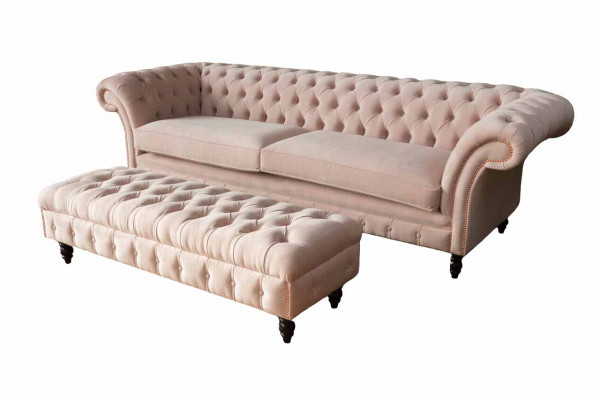 Ein luxuriöses, rosafarbenes Viersitzer-Sofa im Chesterfield-Design, inklusive Sitzkissen 
