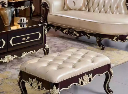 Hocker im Schlafzimmer ein luxuriöses neues perlweißes Chesterfield