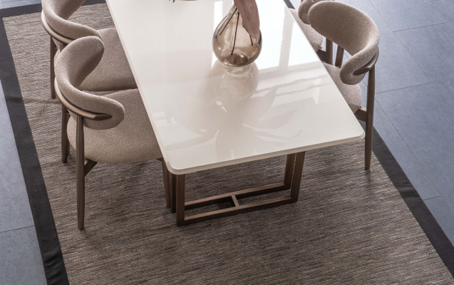 Luxuriöses Esszimmer Set Weißer Esstisch 4x Textilstühle Robuste Möbel
