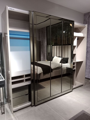Exklusiver Schwarzer Kleiderschrank Stilvolle Schlafzimmer Holz Möbel