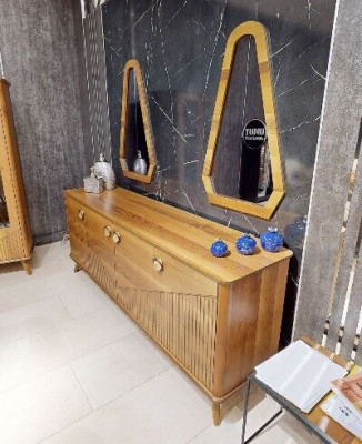 Stilvolle Braune Anrichte Luxus 4-Türige Holzkommode Robuste Holz Möbel