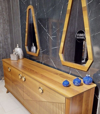 Stilvolle Braune Anrichte Luxus 4-Türige Holzkommode Robuste Holz Möbel