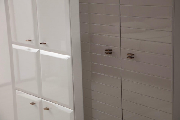 Hellbeiges Schlafzimmer Set Polsterbett Nachtkonsolen Kleiderschrank