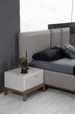 Grau-Weiße Schlafzimmer Garnitur Doppelbett Nachttische Kleiderschrank