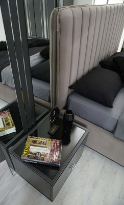 Graue Designer Schlafzimmer Möbel Polsterbett Holzschrank Nachttische