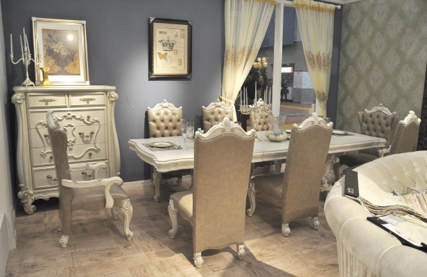 Altweiße Esszimmer Garnitur Großer Esstisch mit Leder Chesterfield Stühlen