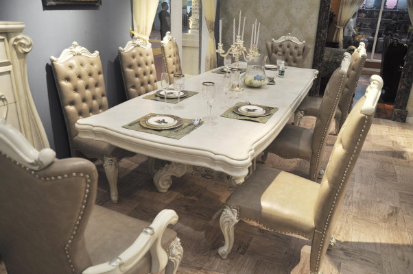 Altweiße Esszimmer Garnitur Großer Esstisch mit Leder Chesterfield Stühlen