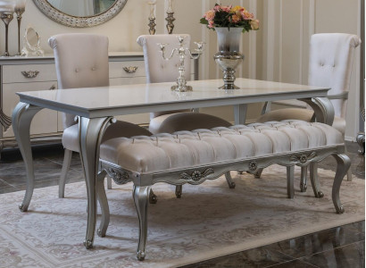 Exklusive klassische Esszimmermöbel mit dekorativen Details