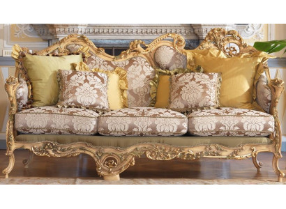 Klassisches Chesterfield-Sofa mit handgeschnitzten Details