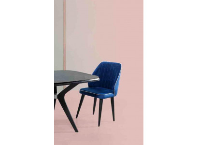 Blau gepolsterter Stuhl mit schwarzen Holzbeinen für Esszimmer helles Modell