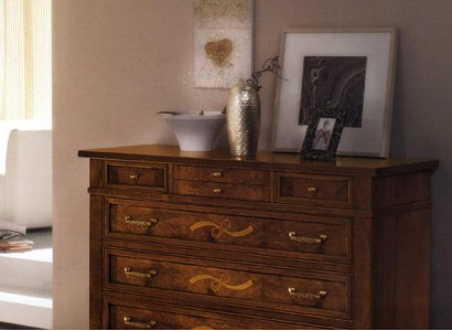 Holzkommode im klassischen Stil auf eleganten Beinen für Wohn- oder Schlafzimmer