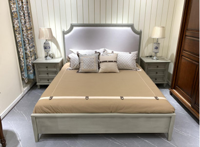 Premium Schlafzimmer-Set: Bett und Nachttische aus Naturholz in Grau