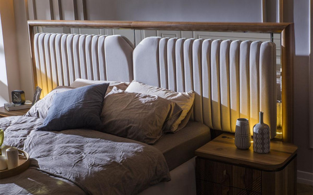 Modernes Schlafzimmer Set Bett + 2x Nachttische + Kommode mit Spiegel Modern