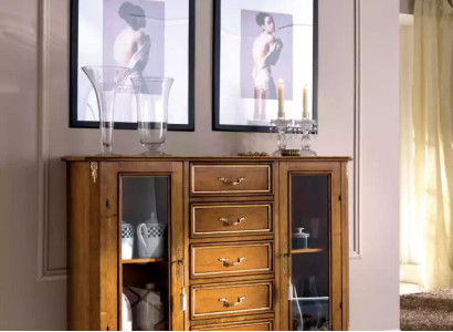 Exklusive braune Holzvitrine mit Schubladen im klassischen Möbelstil