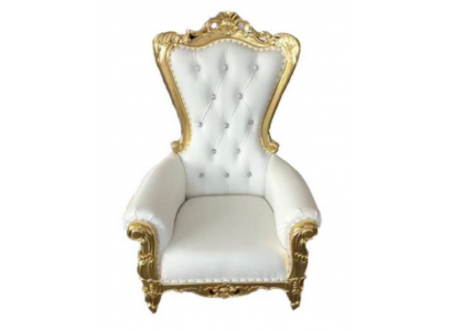 Eleganter weißer Sessel mit einer dynamischen Silhouette und prächtigen Dekorelementen in Form von Blumenmustern