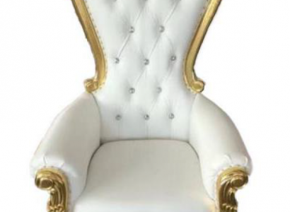 Eleganter weißer Sessel mit einer dynamischen Silhouette und prächtigen Dekorelementen in Form von Blumenmustern