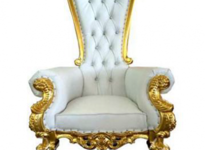 Ein wunderschöner weißer, verschnörkelter Sessel im Barock- und Chesterfield-Stil mit Elementen des Chesterfield-Stils 