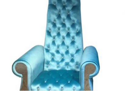 Ein raffinierter Sessel mit hoher Rückenlehne und einem Design, das an einen Voltaire-Sessel erinnert