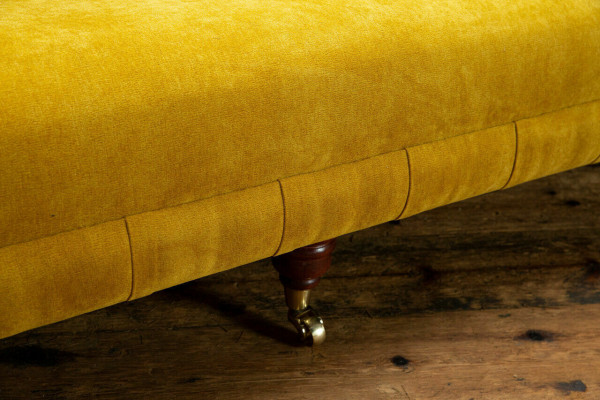 Klassische Chesterfield Sofa 4 Sitzer Sofas Couchen Leder Gelb Design Polster