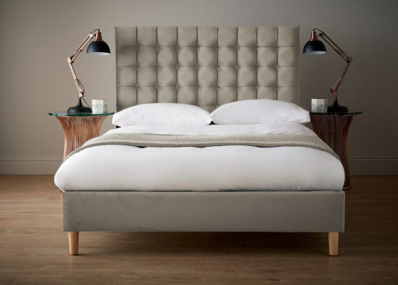 Modernes hellbeiges Chesterfield Doppelbett Designer Schlafzimmer Bett
