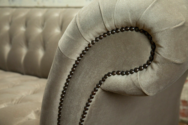Stilvoller hellgrauer Chesterfield Dreisitzer Luxus Wohnzimmer 3-Sitzer