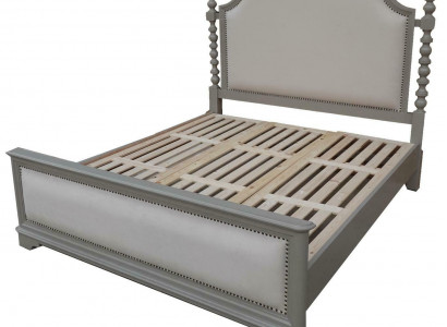 Elegantes Doppelbett mit klassischem Design und luxuriösem Kopfteil