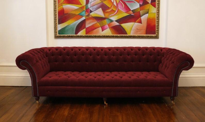 Design Sofa 4 Sitzer Couch Textil Polster Lila Klassische Sofas Chesterfield