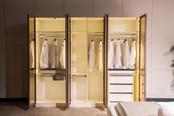 Luxuriöse Schlafzimmer Möbel Polsterbett Nachtkonsolen Glasschrank 4tlg
