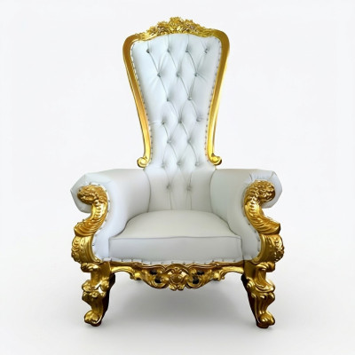 Ein wunderschöner weißer, verschnörkelter Sessel im Barock- und Chesterfield-Stil mit Elementen des Chesterfield-Stils