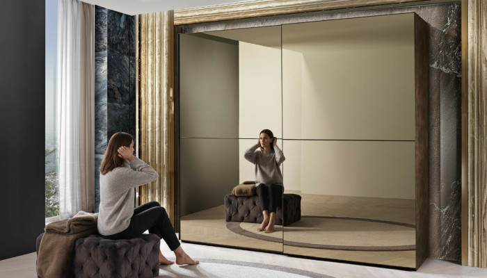 Stilvoller Spiegelschrank mit Schiebetüren im modernen Stil