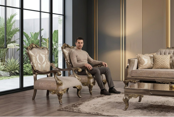 Ein luxuriöser, klassischer, beige- und goldfarbener Barocksessel von Chesterfield