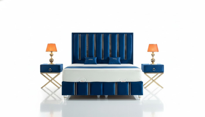 Saphirblaues Designer-Bett mit Nachttischen auf vergoldeten Stahlbeinen