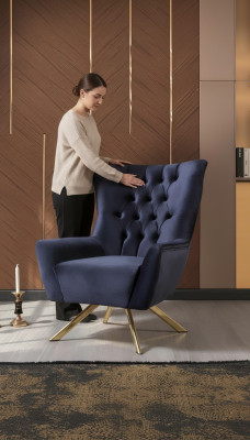 Luxuriöser blauer Chesterfield-Sessel mit Samtpolsterung für das Wohnzimmer