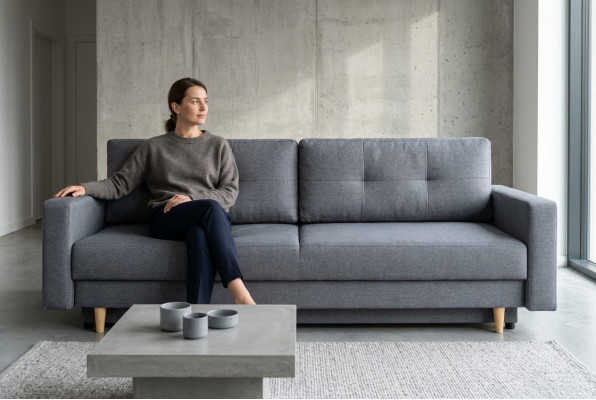 Stil, Strenge und Komfort sind die Hauptvorteile dieses komfortablen und praktischen ausziehbaren 3-Sitzer-Sofas