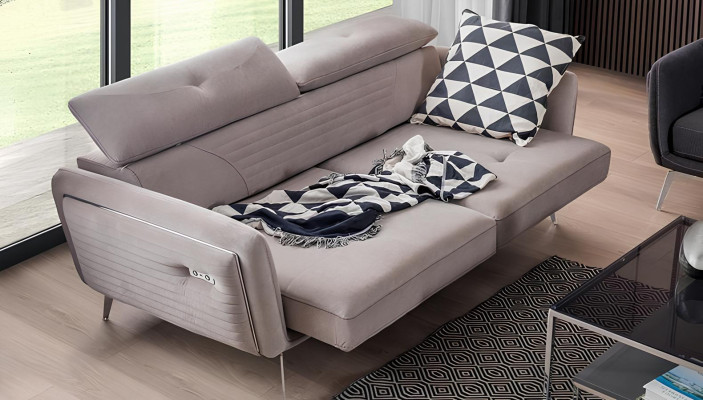 Luxuriöses, modisches Zweisitzersofa mit Textilpolsterung auf hohen Beinen