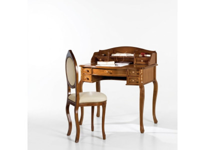 Klassischer Schreibtisch mit braunem Holzstuhl in einem Arbeitszimmer