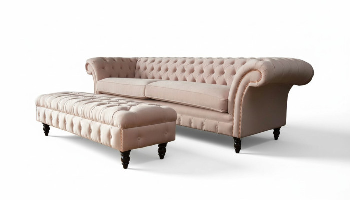 Ein luxuriöses, rosafarbenes Viersitzer-Sofa im Chesterfield-Design, inklusive Sitzkissen