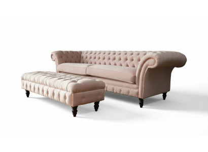 Ein luxuriöses, rosafarbenes Viersitzer-Sofa im Chesterfield-Design, inklusive Sitzkissen