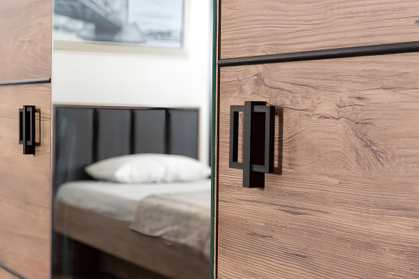 Brauner Kleiderschrank Designer Schlafzimmer Glasschrank Luxus Holz Möbel