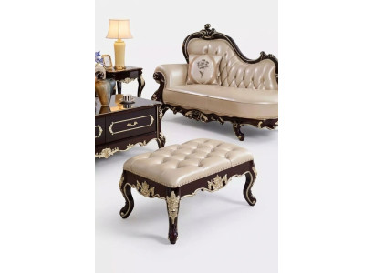 Hocker im Schlafzimmer ein luxuriöses neues perlweißes Chesterfield