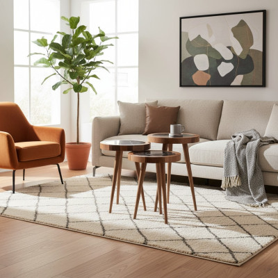 Modische runde Beistelltische in modernem Design auf drei Beinen