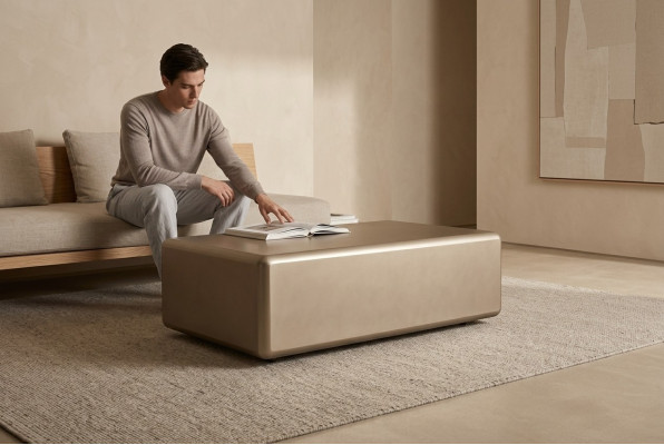 Beiger Holz-Couchtisch im eleganten Design