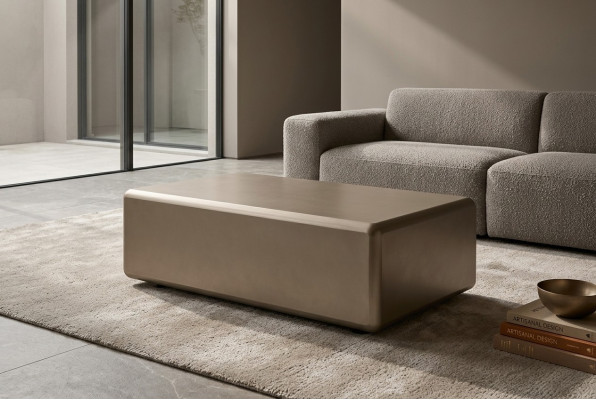 Beiger Holz-Couchtisch im eleganten Design