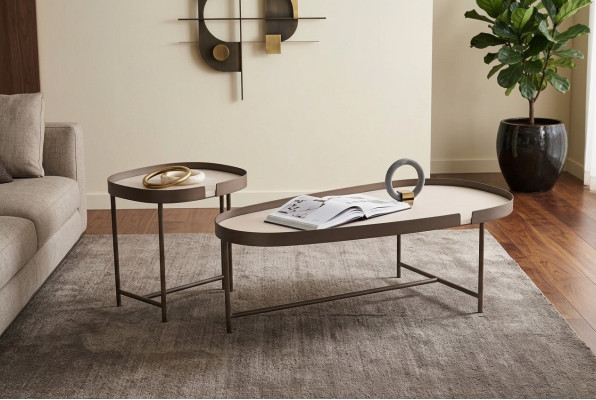 Eleganter Couchtisch mit runder Form und stabilem Metallgestell.