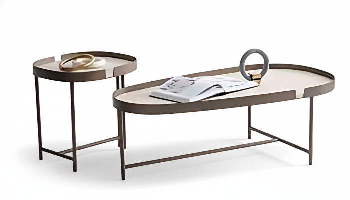Eleganter Couchtisch mit runder Form und stabilem Metallgestell.