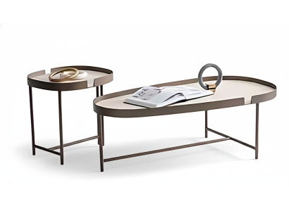 Eleganter Couchtisch mit runder Form und stabilem Metallgestell.